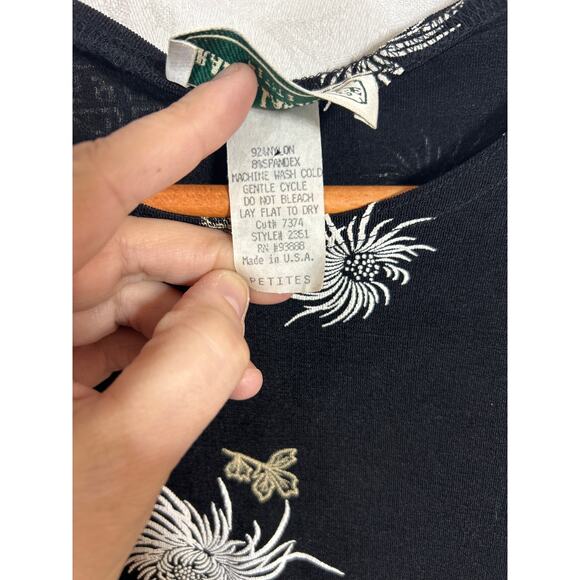 VTG Top PETITE Black White Tan Asian Logo Floral Chrysanthemum USA Made Slinky - Picture 5 of 7
